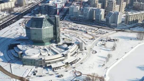 겨울에 민스크에 있는 국립 도서관의 꼭대기 사진. Belarus, public building — 비디오