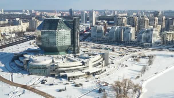 冬のミンスク国立図書館のトップビュー。ベラルーシの公共建築物 — ストック動画