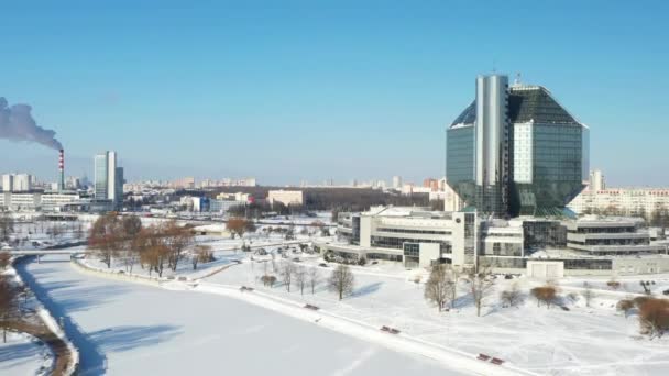 겨울에 민스크에 있는 국립 도서관의 꼭대기 사진. Belarus, public building — 비디오