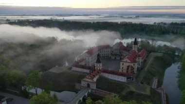 Nesvizh Kalesi 'nin yanındaki Sisli Şafak. Nesvizh. Eski bir kale. Beyaz Rusya