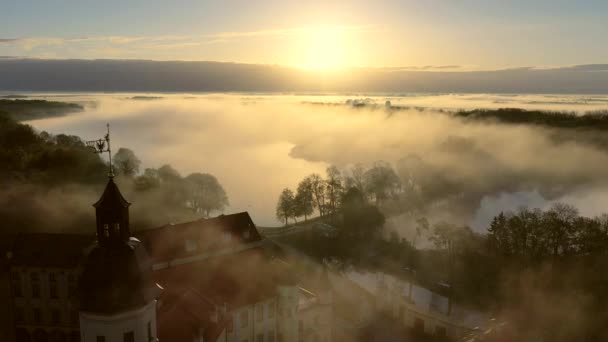 Sorprendente alba nella nebbiosa Nesvizh, nebbia sul fiume. Nesvizh. Antico castello. Bielorussia — Video Stock