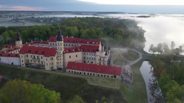 Foggy Dawn nær Nesvizh Slot. Nesvizh. Et gammelt slot. Hviderusland – Stock-video