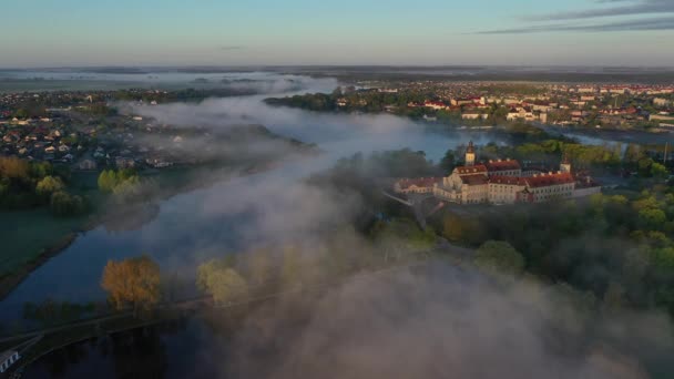 Sorprendente alba nella nebbiosa Nesvizh, nebbia sul fiume. Nesvizh. Antico castello. Bielorussia — Video Stock