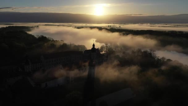 Sorprendente alba nella nebbiosa Nesvizh, nebbia sul fiume. Nesvizh. Antico castello. Bielorussia — Video Stock