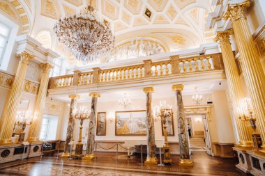 Rusya, Tsaritsyno 'daki Büyük Saray. Tsaritsyno Parkı Moskova 'nın en önemli turistik yerlerinden biridir. Yazın eski Tsaritsyn kompleksinin güzel manzarası