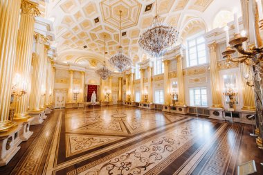 Rusya, Tsaritsyno 'daki Büyük Saray. Tsaritsyno Parkı Moskova 'nın en önemli turistik yerlerinden biridir. Yazın eski Tsaritsyn kompleksinin güzel manzarası