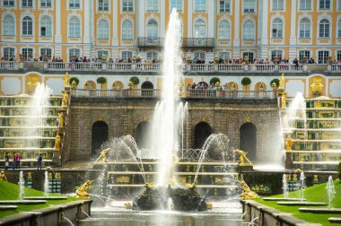 Rusya 'nın Peterhof parkında Samson' un altın heykeli.