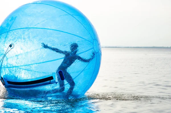 Uma Menina Uma Atração Inflável Forma Uma Bola Mar — Fotografia de Stock