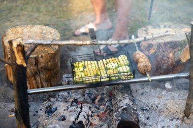 Kabak ve mantarlar ormanda ateşte kızartılır..