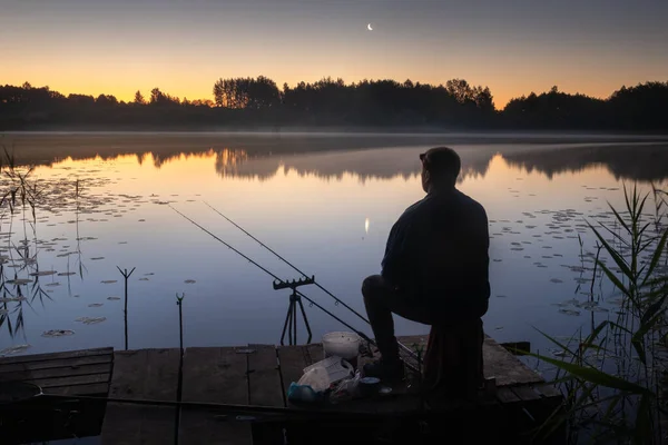 Noite Pescador Senta Cais Com Varas Pesca Para Pesca Lago — Fotografia de Stock