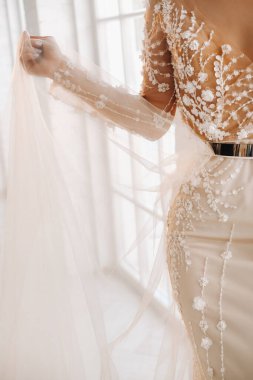 Şatafatlı bir gelin, sabahları kendi içinde gelinlik giyiyor.