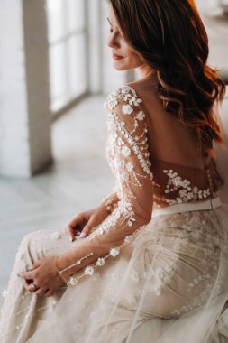 Şatafatlı bir gelin, sabahları kendi içinde gelinlik giyiyor.