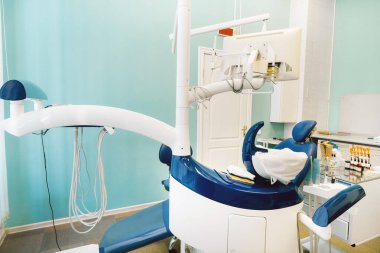 Diş hekiminin ofisinde boş bir sandalye. Boş dişçi ofisi