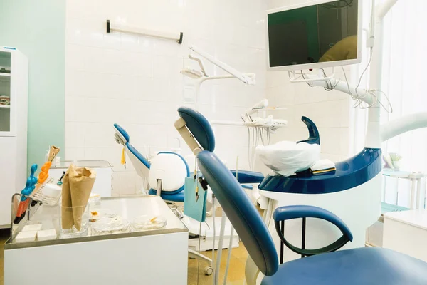Puste krzesło w gabinecie dentystycznym. Pusty gabinet dentystyczny — Zdjęcie stockowe