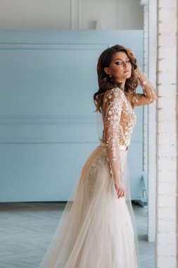 Şatafatlı bir gelin, sabahları kendi içinde gelinlik giyiyor.