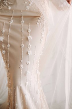 Şatafatlı bir gelin, sabahları kendi içinde gelinlik giyiyor.