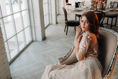 Şatafatlı bir gelin, sabahları kendi içinde gelinlik giyiyor.