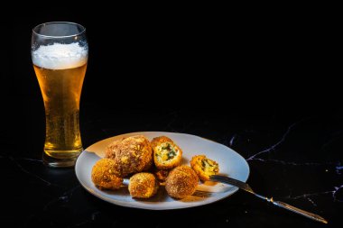 İçinde sarımsak ve dereotu olan peynir topları bir bardak birayla atıştırmak için..