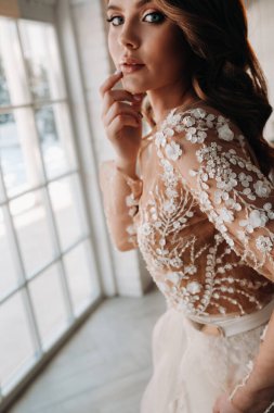 Şatafatlı bir gelin, sabahları kendi içinde gelinlik giyiyor.