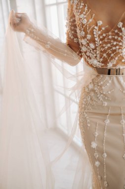 Şatafatlı bir gelin, sabahları kendi içinde gelinlik giyiyor.