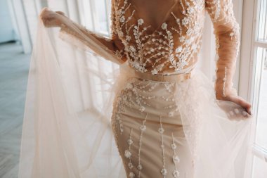 Şatafatlı bir gelin, sabahları kendi içinde gelinlik giyiyor.