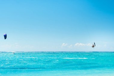 Mauritius, Le Morne sahilinde yamaç paraşütü yapan bir adam, Mauritius adasındaki Hint okyanusu..