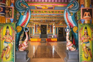 Mauritius Adası 'ndaki güzel ve renkli bir Hint tapınağının parçası. Hint tanrılarının heykellerine ve heykellerine yakın çekim.