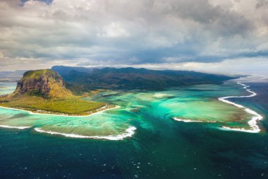 UNESCO 'nun dünya mirası bölgesi Le Morne Brabant' ın kuş bakışı görüntüsü. Mauritius adasının mercan kayalıkları. Fırtına bulutu..