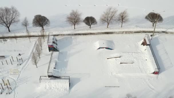Bovenaanzicht van een leeg sportveld in een winterpark. Infrastructuur voor wintersport — Stockvideo