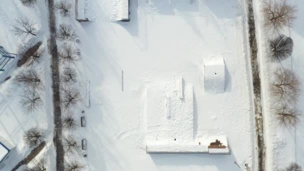 Top kilátás egy üres sportpálya egy téli parkban. A téli sportok infrastruktúrája — Stock videók