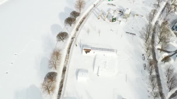 Vista superior de un campo de deportes vacío en un parque de invierno. Infraestructura para deportes de invierno — Vídeo de stock