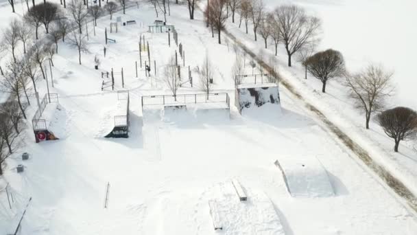 Верхний вид пустой спортивной площадки в зимнем парке. Инфраструктура для зимних видов спорта — стоковое видео