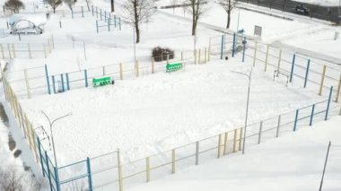 Kış parkındaki boş bir spor sahasının en üst görüntüsü. Kış sporları için altyapı