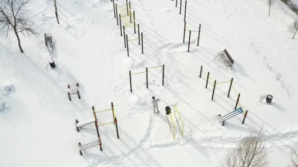 Vista superior de un campo de deportes vacío en un parque de invierno. Infraestructura para deportes de invierno — Vídeo de stock