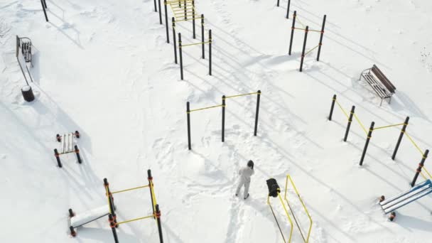 Ovanifrån av en tom idrottsplats i en vinterpark. Infrastruktur för vintersport — Stockvideo