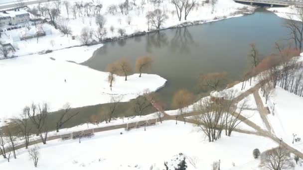 Una isla en un lago con un puente en invierno Loshitsky Park.Minsk, Bielorrusia — Vídeos de Stock