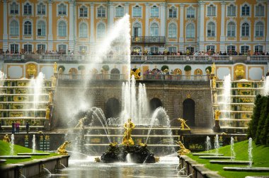 Rusya 'nın Peterhof parkında Samson' un altın heykeli.