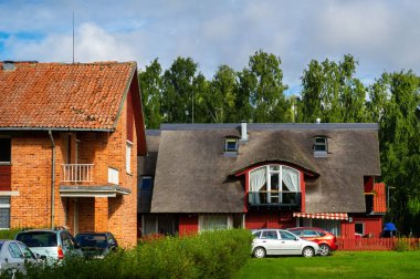 17 Ağustos 2017, Pervalka köyü, Litvanya, eski Litvanya geleneksel ahşap evi.