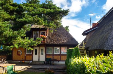 17 Ağustos 2017, Pervalka köyü, Litvanya, eski Litvanya geleneksel ahşap evi.