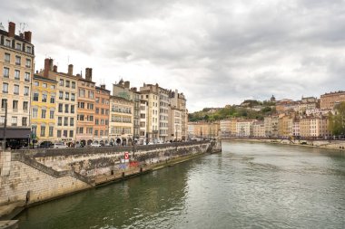 Lyon, Fransa. 7 Nisan 2019. Fransa 'nın baharı Lyon' da Saone Nehri
