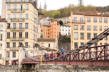LYON, FRANCE-APRIL 7, 2019: Saone Nehri 'ndeki Passerelle Paul Couturier Köprüsü.