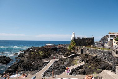 24 Temmuz 2019. İspanya 'nın Kanarya Adaları, Tenerife adasındaki Garachico şehrinde yapay bir havuzu olan sahil..