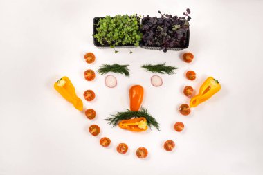 Beyaz arka planda sebzeden yapılmış bir insan yüzü..