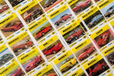 28 Mart 2021, Minsk, Belarus. antika Bombibom sakız ambalajları toplamak hobi.