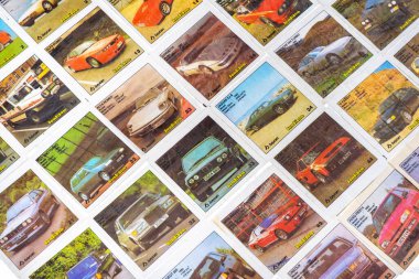 28 Mart 2021, Minsk, Belarus. antika Bombibom sakız ambalajları toplamak hobi.