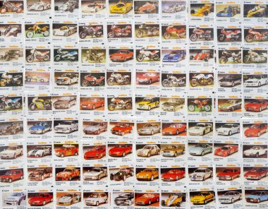 28 Mart 2021, Minsk, Belarus. antika Bombibom sakız ambalajları toplamak hobi.