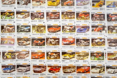 28 Mart 2021, Minsk, Belarus. antika Bombibom sakız ambalajları toplamak hobi.