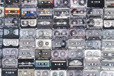 28 Mart 2021, Minsk, Belarus. Büyük bir ses kaseti koleksiyonu. Retro müzik arkaplanı.