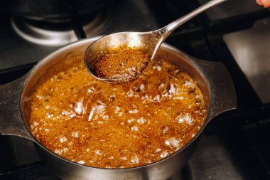 Evde şekerleme hazırlamak. Çocukluğumuzun tadı. Horoz lolipopları. Kaynayan şekerli karamel..