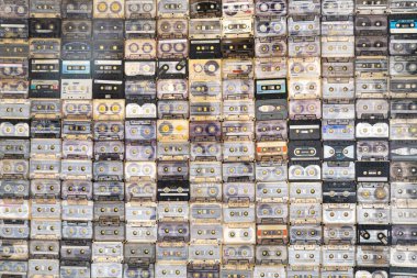 28 Mart 2021, Minsk, Belarus. Büyük bir ses kaseti koleksiyonu. Retro müzik arkaplanı.